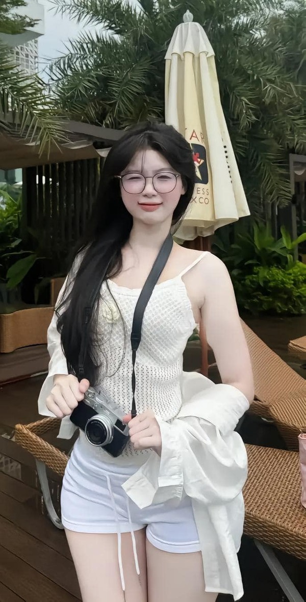 gái đeo kính thủ dâm 23