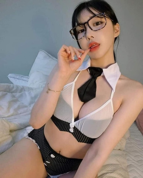 gái đeo kính thủ dâm 28