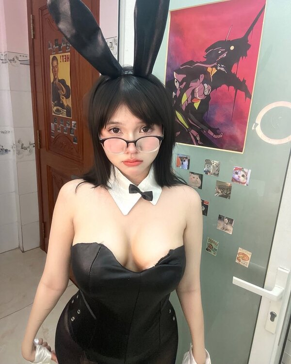 gái đeo kính thủ dâm 3