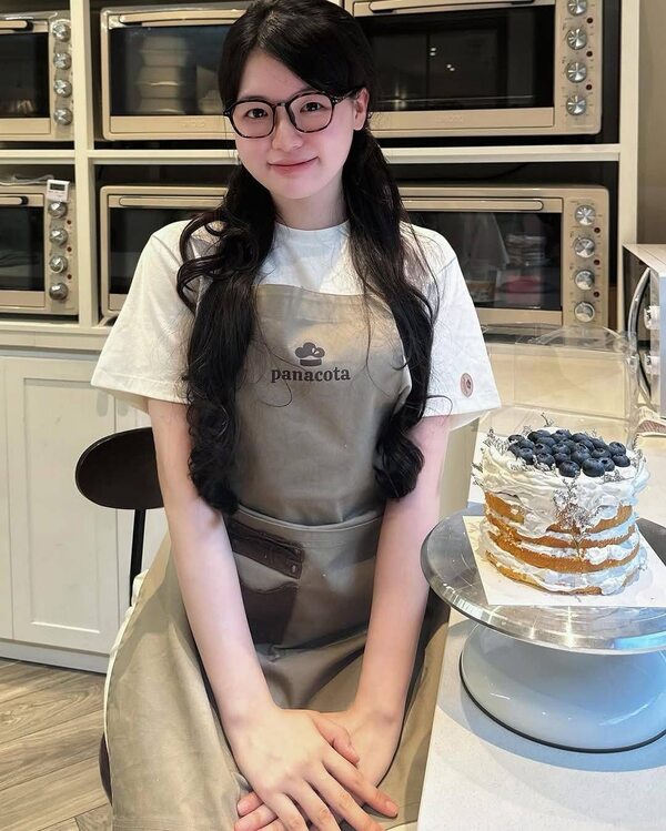 gái đeo kính thủ dâm 38