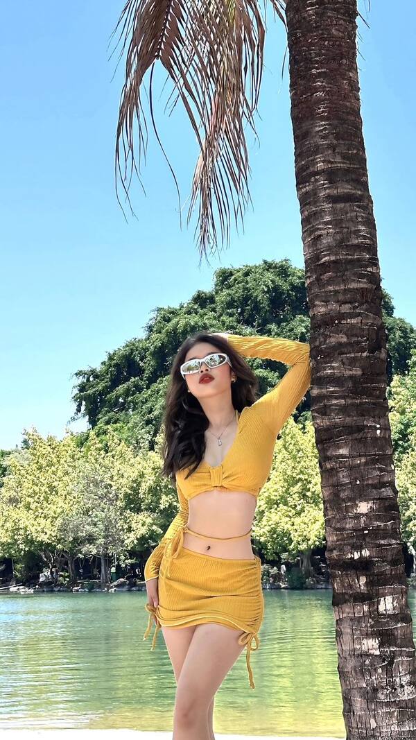 gái mặc bikini bơi 10