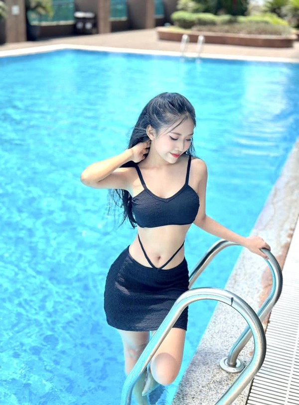 gái mặc bikini bơi 16