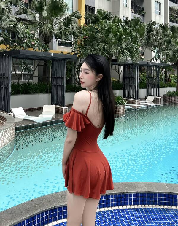 gái mặc bikini bơi 17