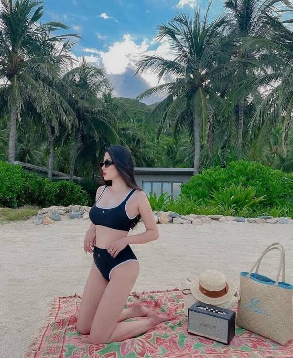 gái mặc bikini bơi 24