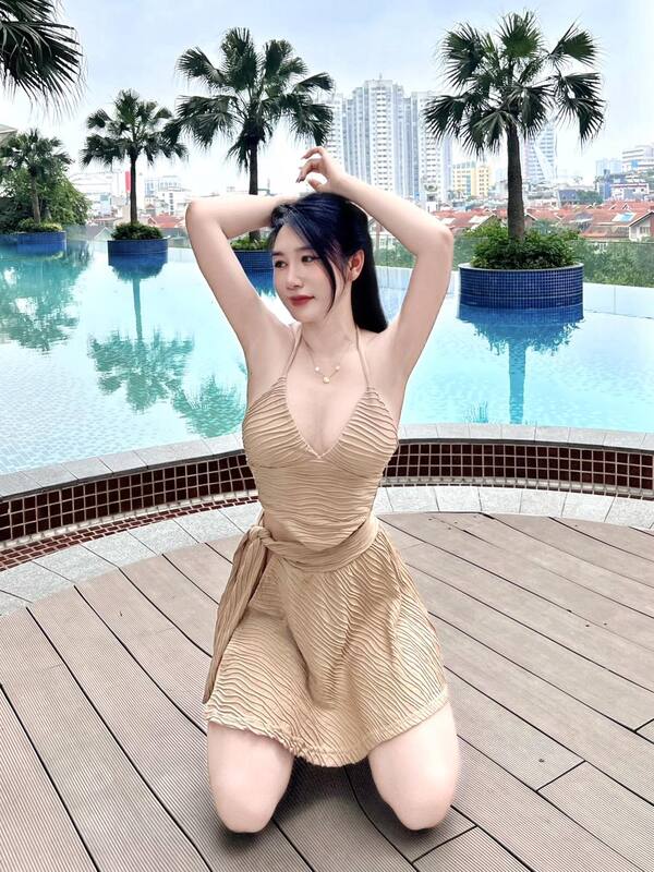 gái mặc bikini bơi 8