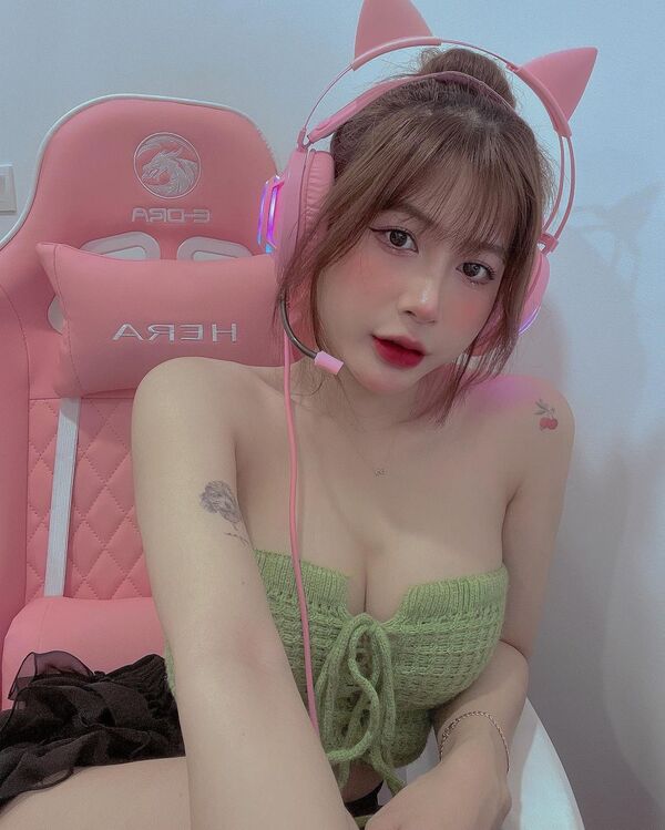 gái xinh hở ngực 17