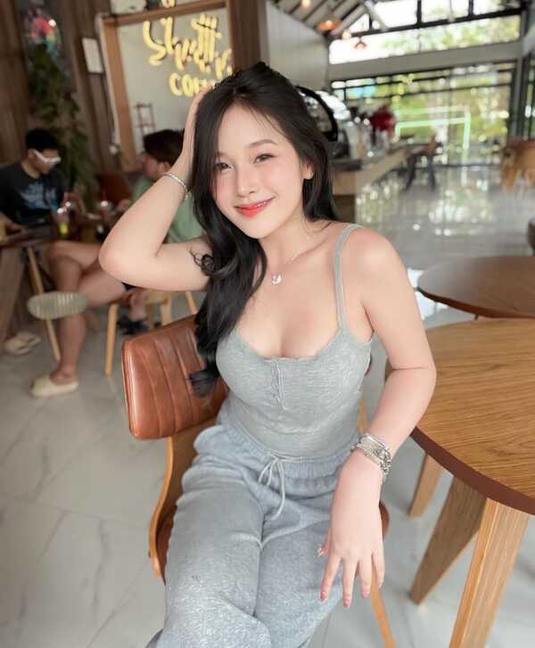 gái xinh hở ngực 37